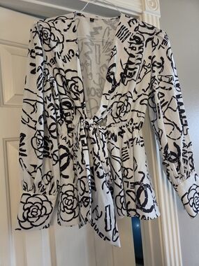 DRESSY BLACK AND WHITE BLOUSE